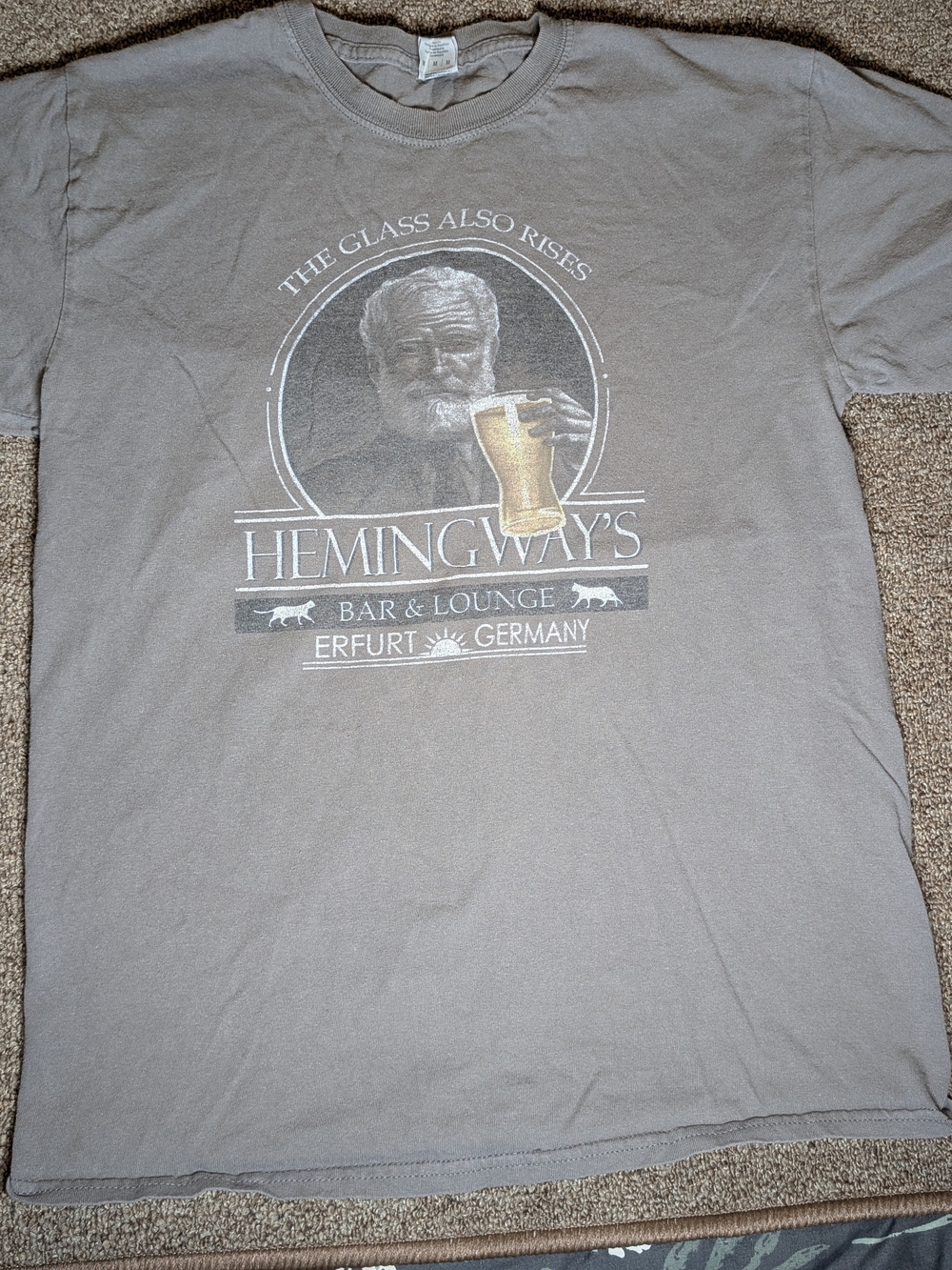 Hemingways Bar & Lounge Erfurt Germany T Shirt Size Medium Tan Graphic Tee